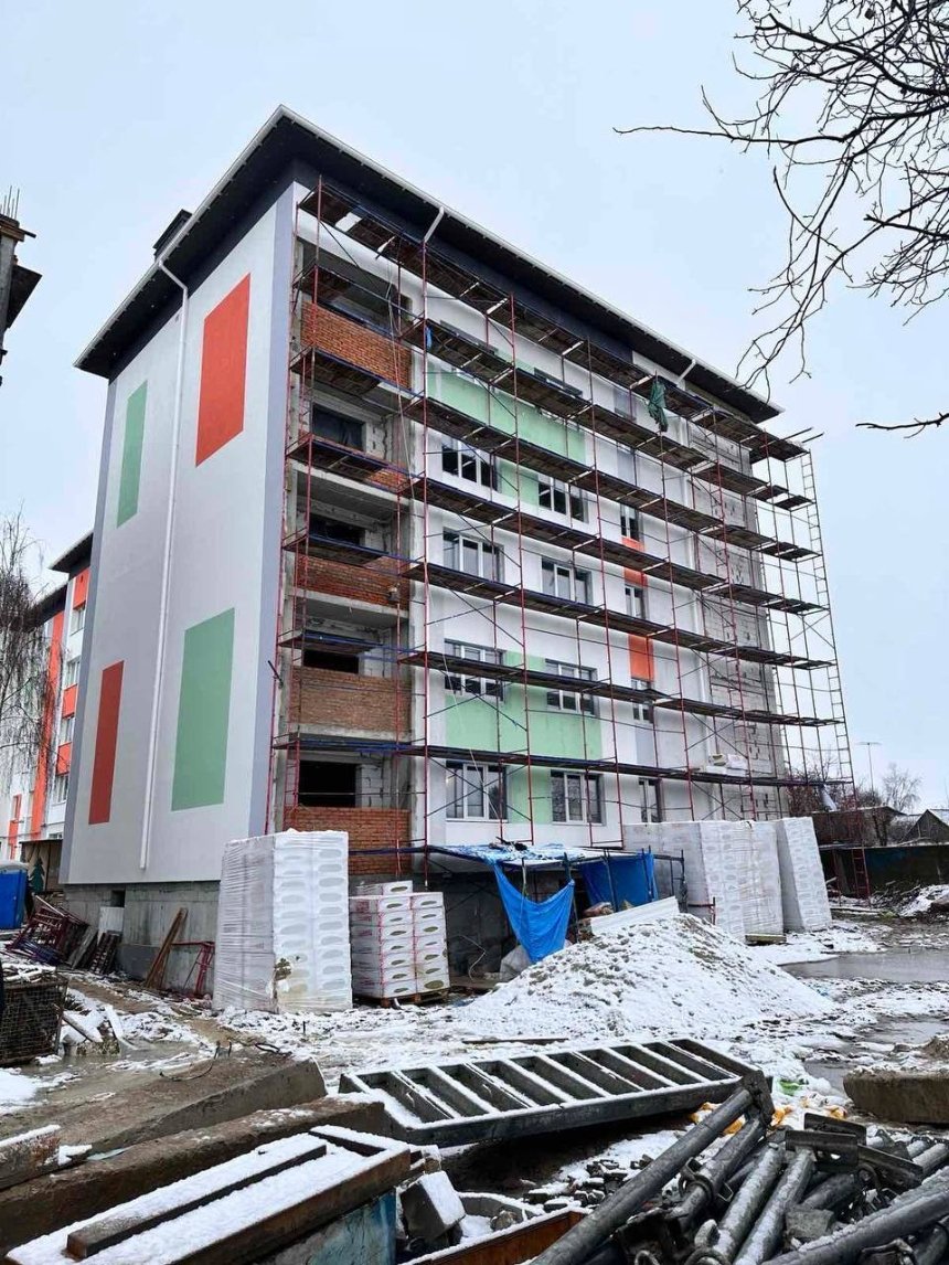 У Бучанському районі Київської області, в Макарові триває відновлення житлових будинків, які пошкодили внаслідок ведення бойових дій на території регіону
