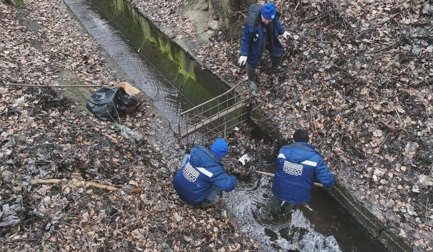 У Києві річки та озера готують до весни: чистять водотоки та решітки