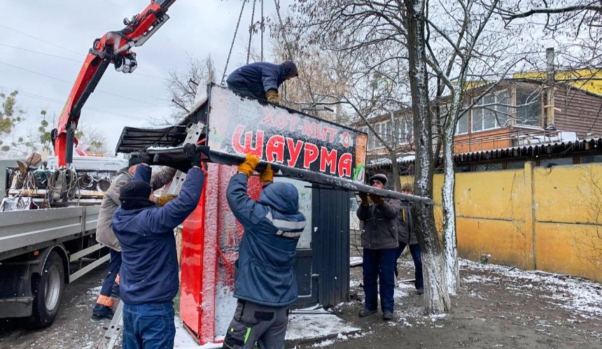 У столиці прибирають незаконні споруди: скільки елементів благоустрою демонтували за тиждень