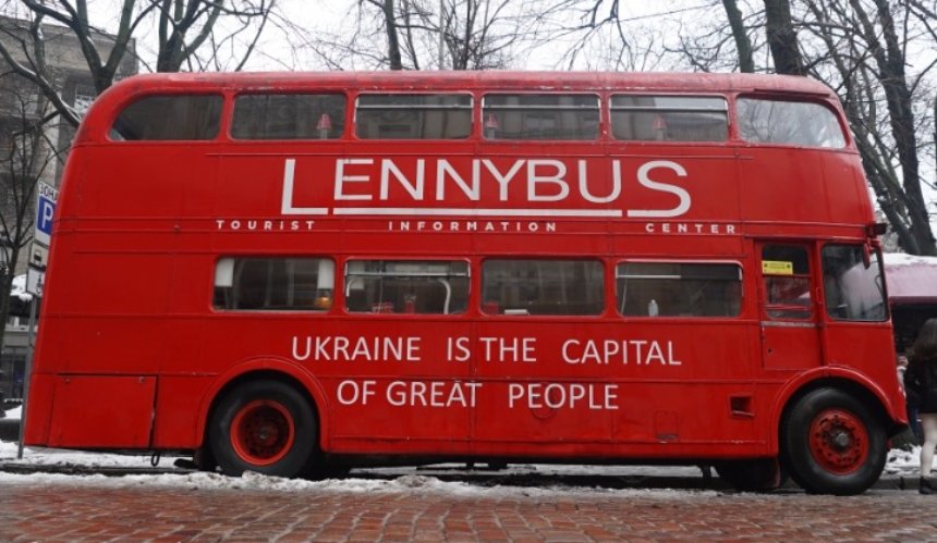 Лондонський автобус-кав’ярня вирушила на реставрацію: перед цим зробила коло центром Києва