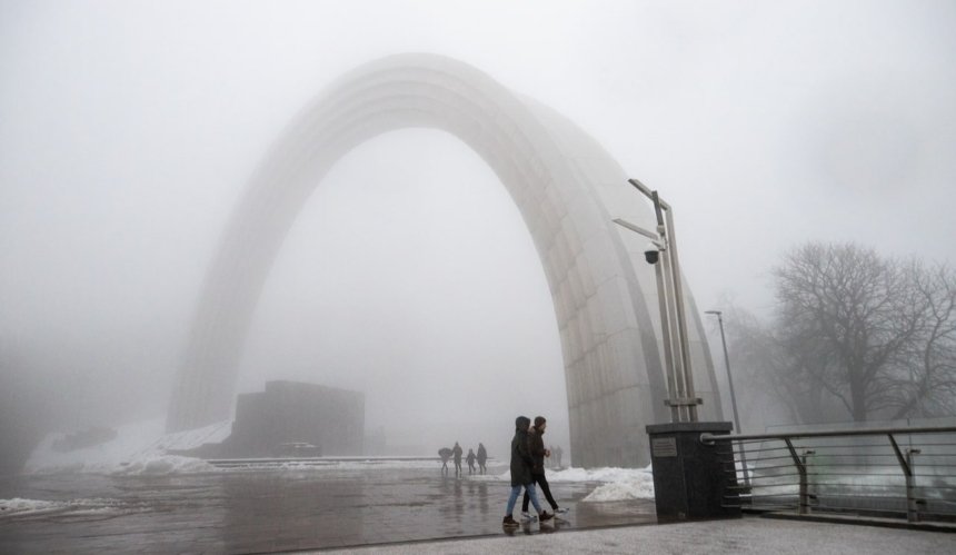 Київ огорнув густий туман: поради для водіїв та пішоходів