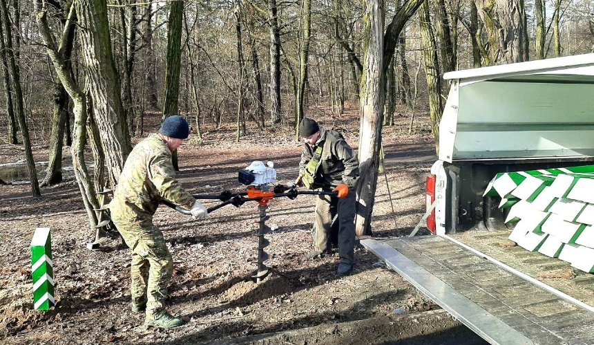 У Святошинському районі встановили стовпчики проти паркування у лісі: фото