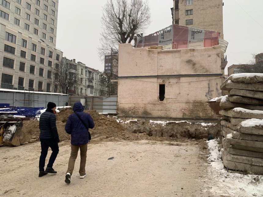 Для “Будинку з комахами” на Володимирській, 93 майже зібрали накриття для захисту пошкодженої частини будівлі від опадів та снігу.