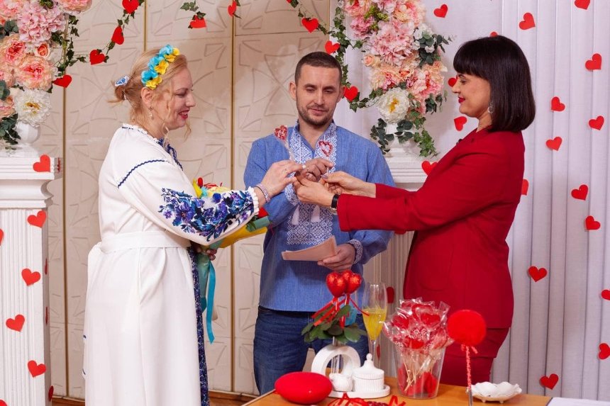 В День закоханих 14 лютого 2024 року у Києві одружилось 140 пар наречених