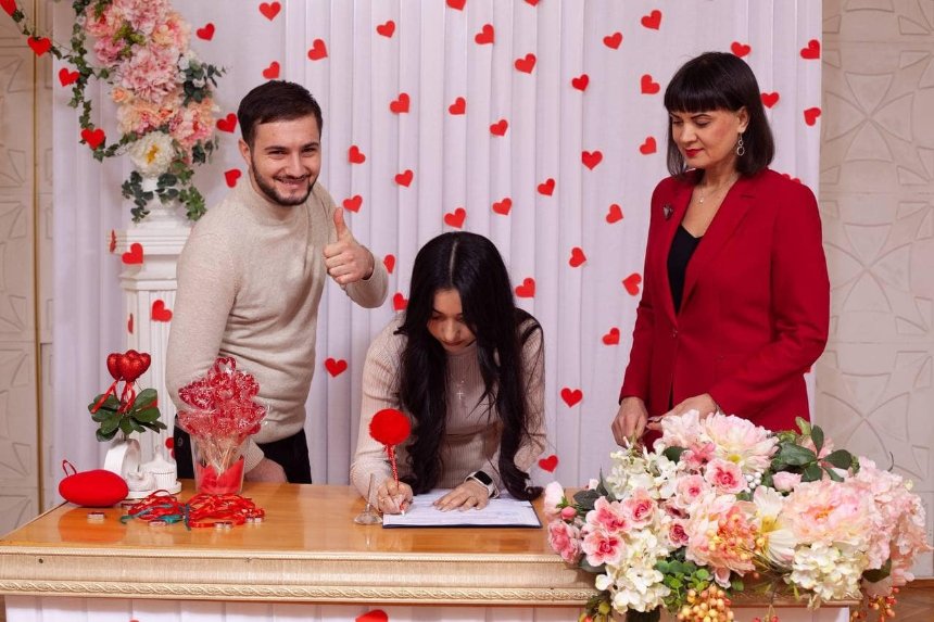 В День закоханих 14 лютого 2024 року у Києві одружилось 140 пар наречених