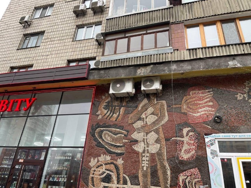 На мозаїчне панно на бульварі Лесі Українки встановили кондиціонери