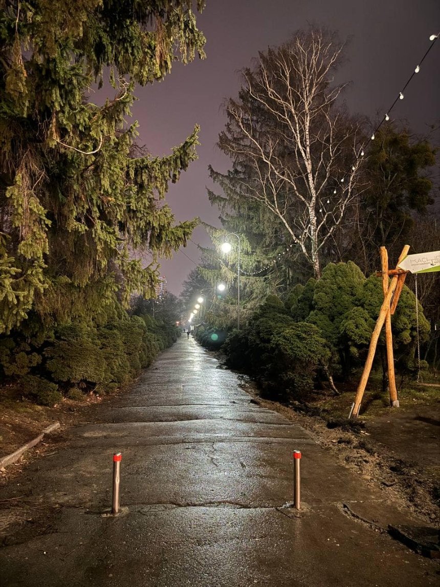 У Києві на алеї ВДНГ відновили оригінальні ліхтарі