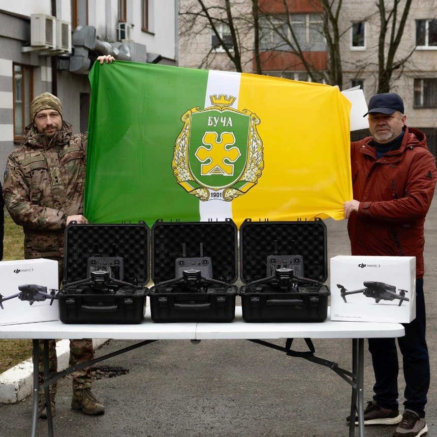 Бучанська громада передала п'ять дронів військовослужбовцям ЗСУ