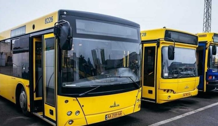 Низка автобусів і тролейбусів змінить свої маршрути на цих вихідних: як курсуватиме транспорт