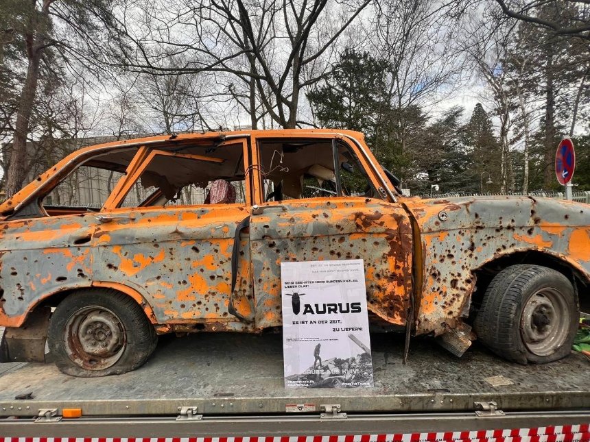 Розстріляну росіянами автівку з Київщини встановили біля консульства рф у Німеччині