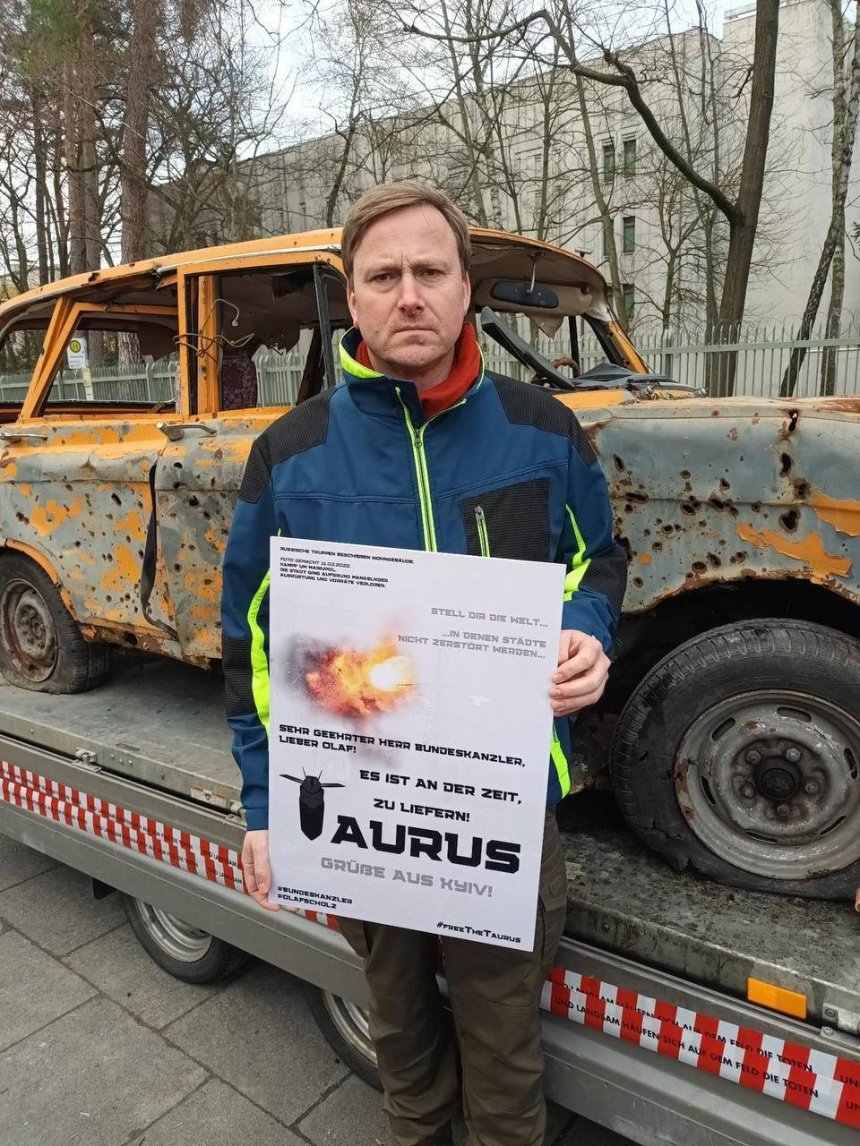 Розстріляну росіянами автівку з Київщини встановили біля консульства рф у Німеччині