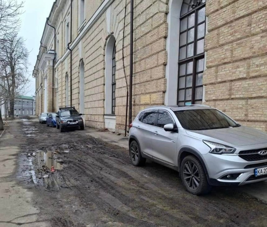 Біля Києво-Печерської лаври проведуть благоустрій і встановлять антипаркувальні стовпчики: деталі