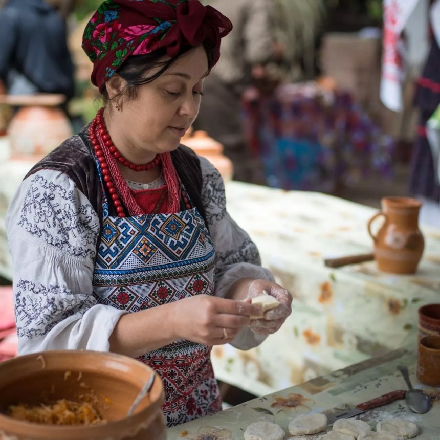 Приготування вареників. Фото: Вікіпедія