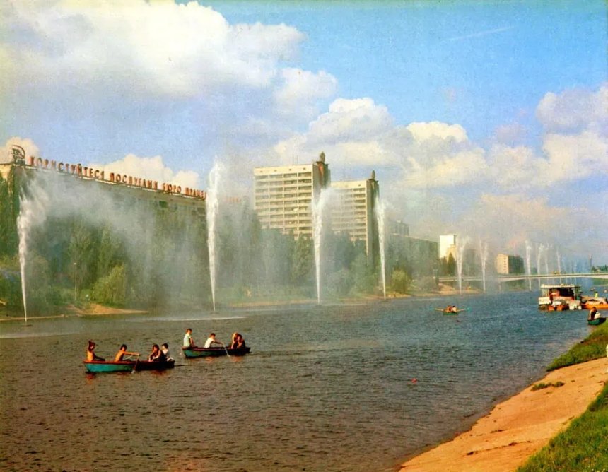 Плавучі фонтани влітку, 1970-1980-ті роки. Архівне фото: pastvu.com