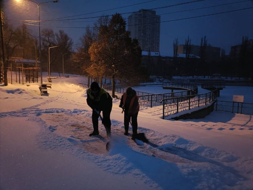 Техніка та тисяча працівників прибирають вулиці міста