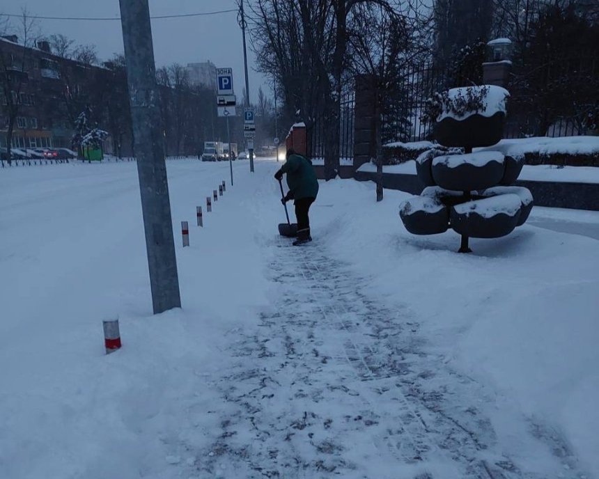 Техніка та тисяча працівників прибирають вулиці міста