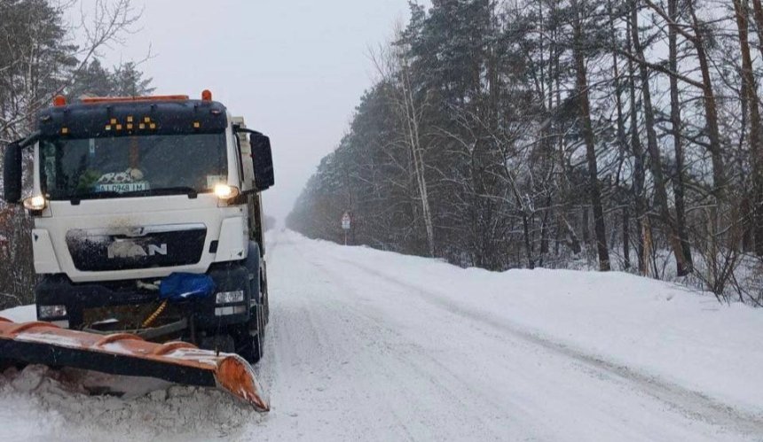 Траси Київщини очищають&nbsp;від снігу: скільки задіяли спецтехніки