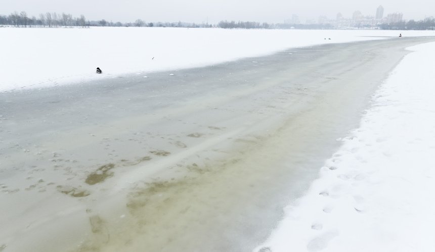 Смертельна небезпека: киян закликають не виходити на лід через відлигу