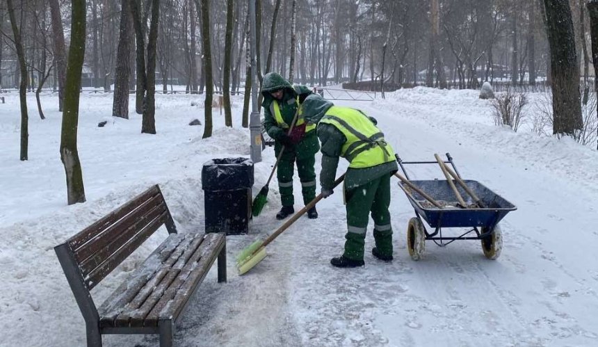 Боротьба зі снігом у Києві: на вулиці міста вивели понад 100 одиниць спецтехніки