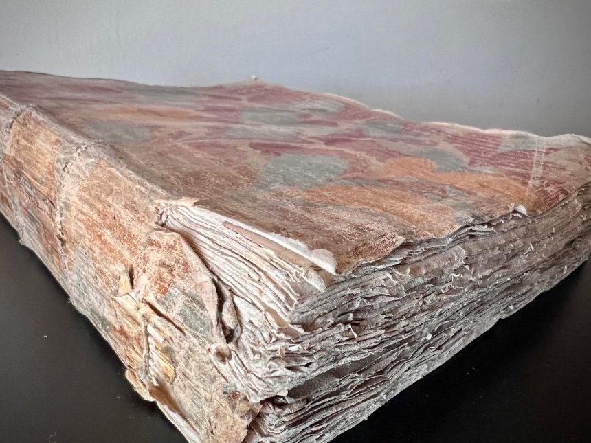 Київські митники передали до найстарішої бібліотеки рідкісну книгу XVIII століття