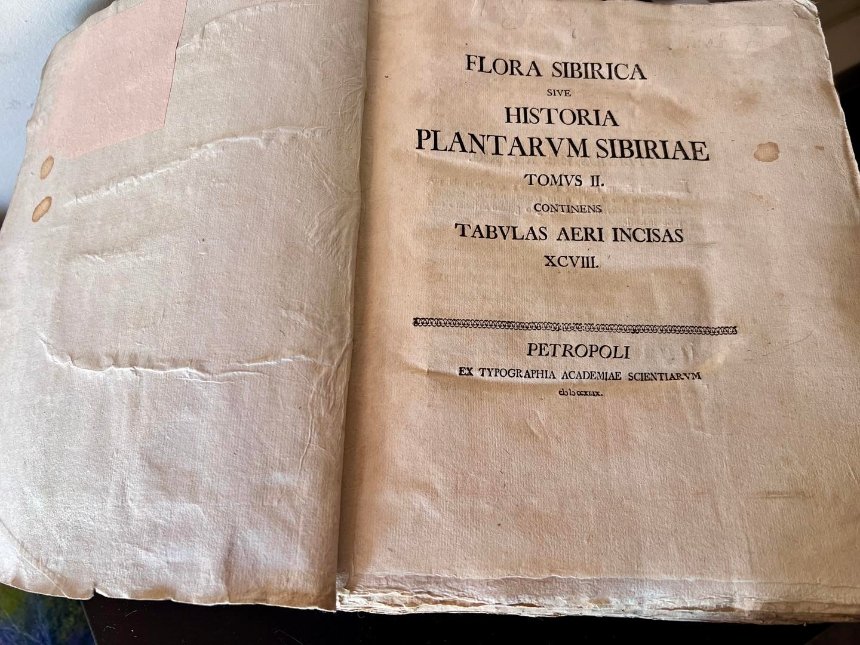 Київські митники передали до найстарішої бібліотеки рідкісну книгу XVIII століття