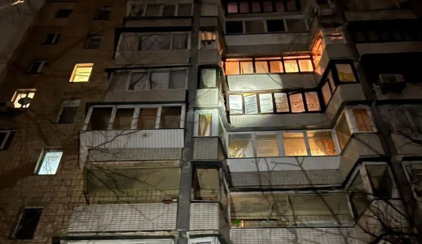 Нічна атака на Київ 12 лютого: у Дарницькому районі уламок БпЛА залетів у квартиру