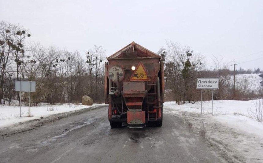 Дороги Київщини розчищають від снігу