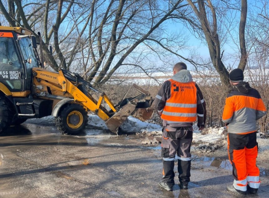 Дороги Київщини розчищають від снігу