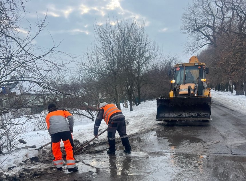 Дороги Київщини розчищають від снігу