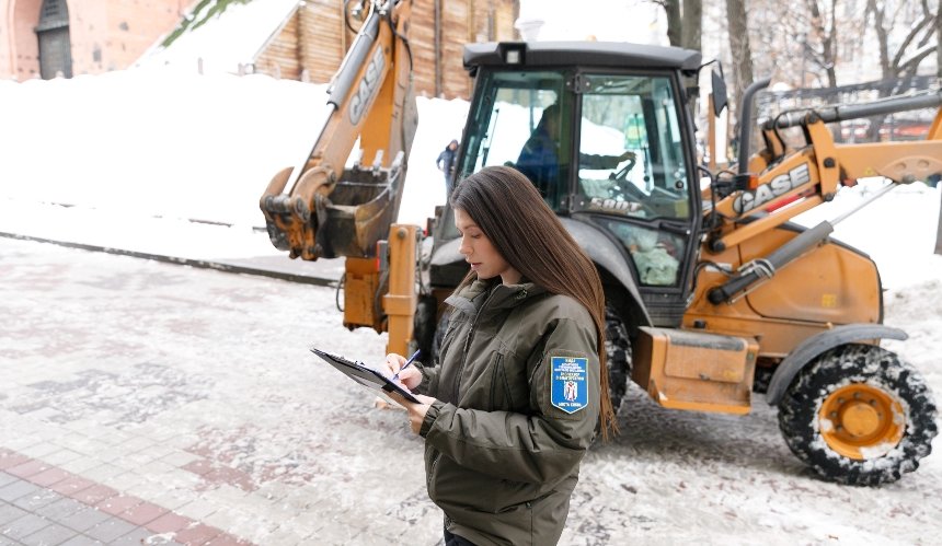 У Києві штрафують за неприбраний сніг та ожеледицю: скільки за добу було порушень