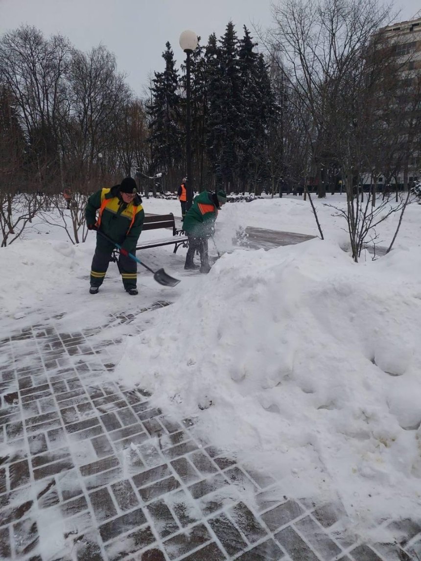 У Києві чистять дороги від снігу та ожеледиці: техніка працює у складі колон