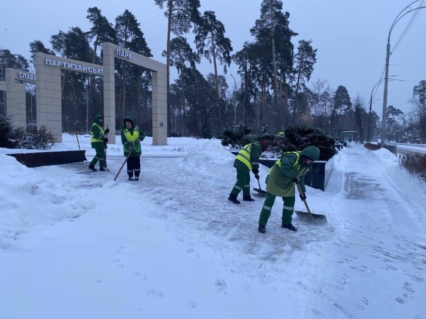 У Києві чистять дороги від снігу та ожеледиці: техніка працює у складі колон