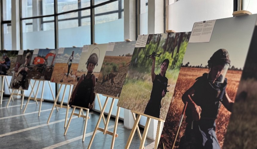 На станції метро "Золоті ворота" відкрилася виставка про жінок-саперок: фото