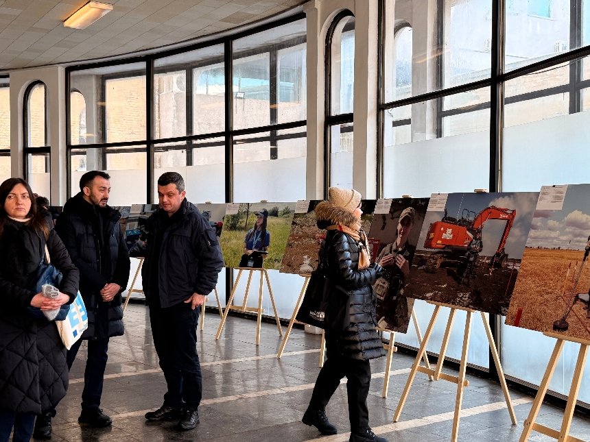 На станції метро "Золоті ворота" відкрилася виставка про жінок-саперок