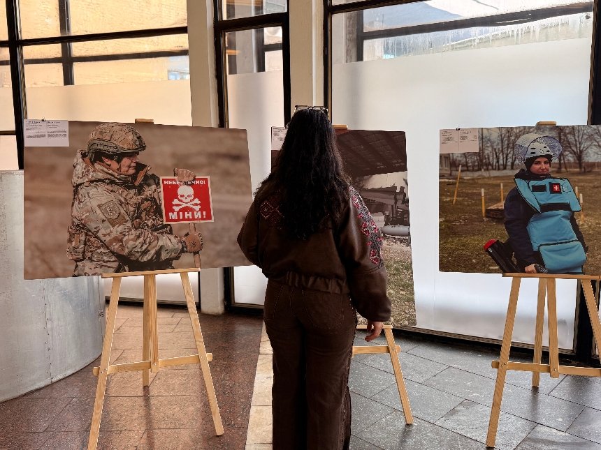 На станції метро "Золоті ворота" відкрилася виставка про жінок-саперок