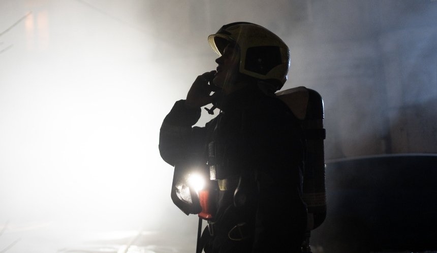 Нічна атака на Київ 22 лютого: уламок ракети впав біля підстанції швидкої допомоги