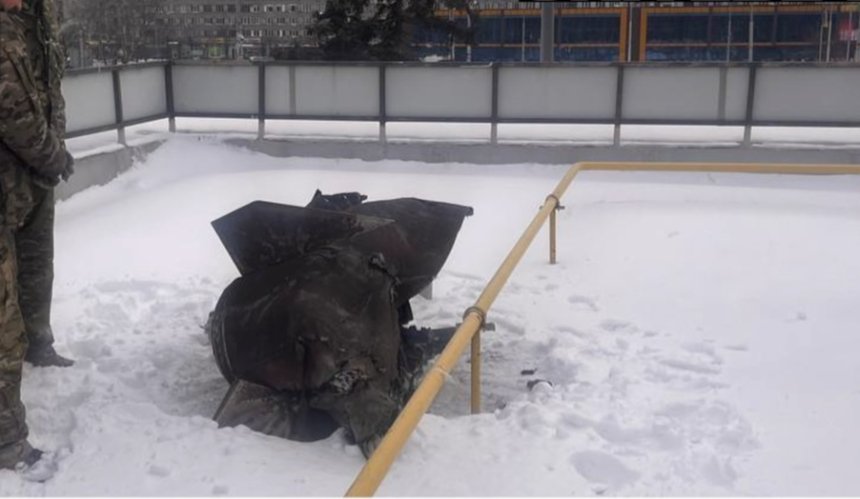 На даху київського McDonald's знайшли уламок балістичної ракети "Іскандер-М": що відомо