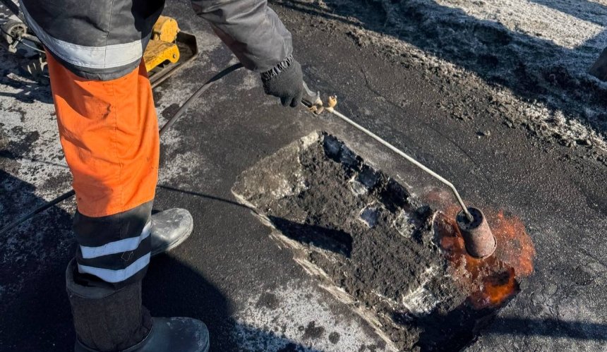 У Києві розпочали масову ліквідацію ям на дорогах: де ремонтують насамперед