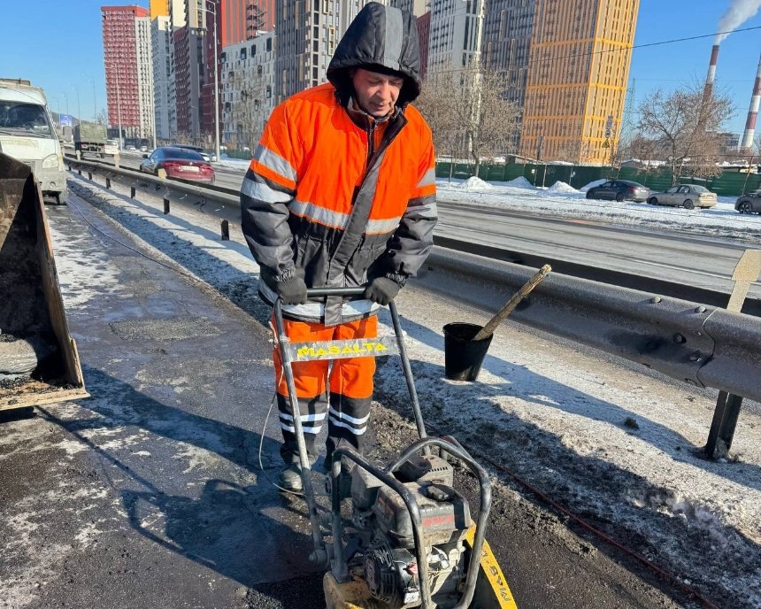 У Києві розпочали масову ліквідацію ям на дорогах У Києві розпочали масову ліквідацію ям на дорогах