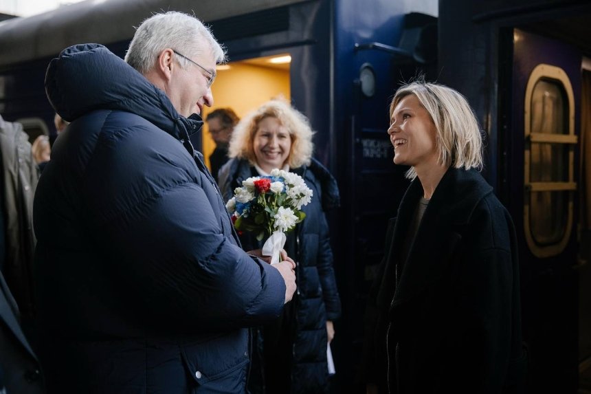 До Києва залізницею прибули 26 міжнародних делегацій до роковин вторгнення До Києва залізницею прибули 26 міжнародних делегацій до роковин вторгнення