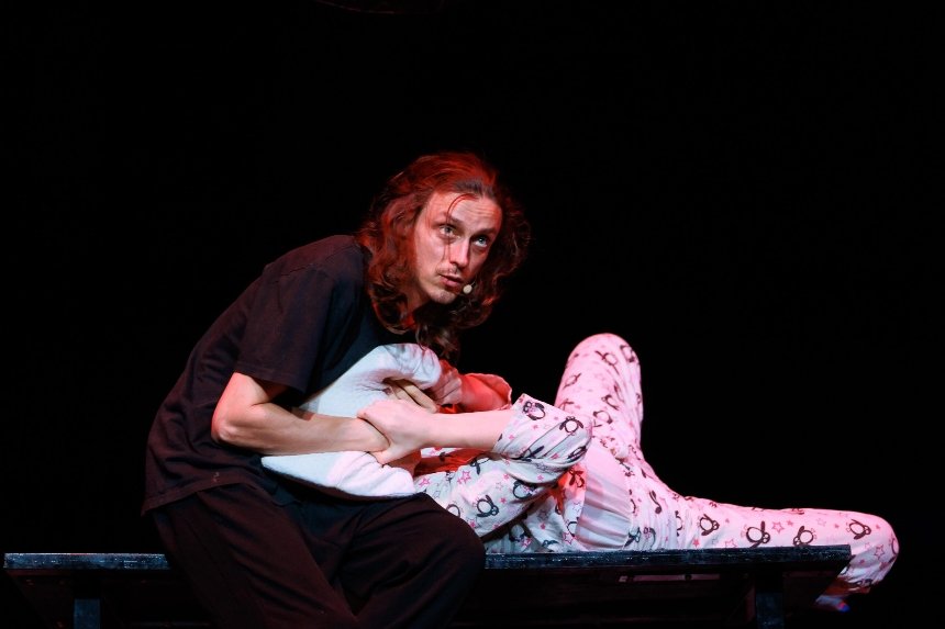 Вистава "Людина-подушка": театральна афіша на березень 2026