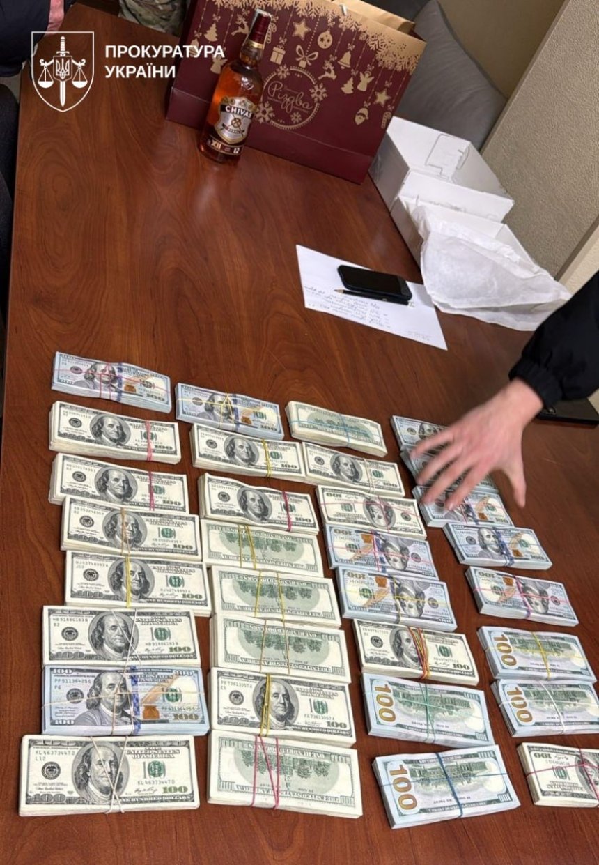 Розкрадання на обороні аеродромів: на хабарі затримали посадовців Повітряних Сил і СБУ