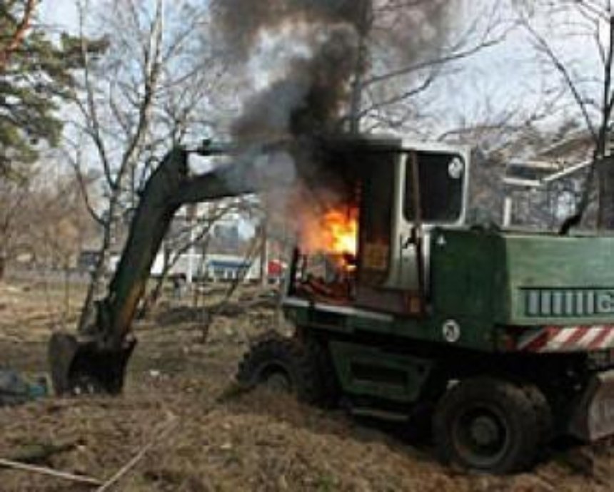 Киевляне разбили забор и подожгли строительную технику. ФОТО. ВИДЕО