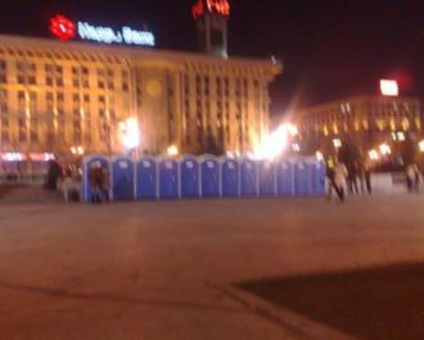 К Евро-2012 Киев заставят туалетами