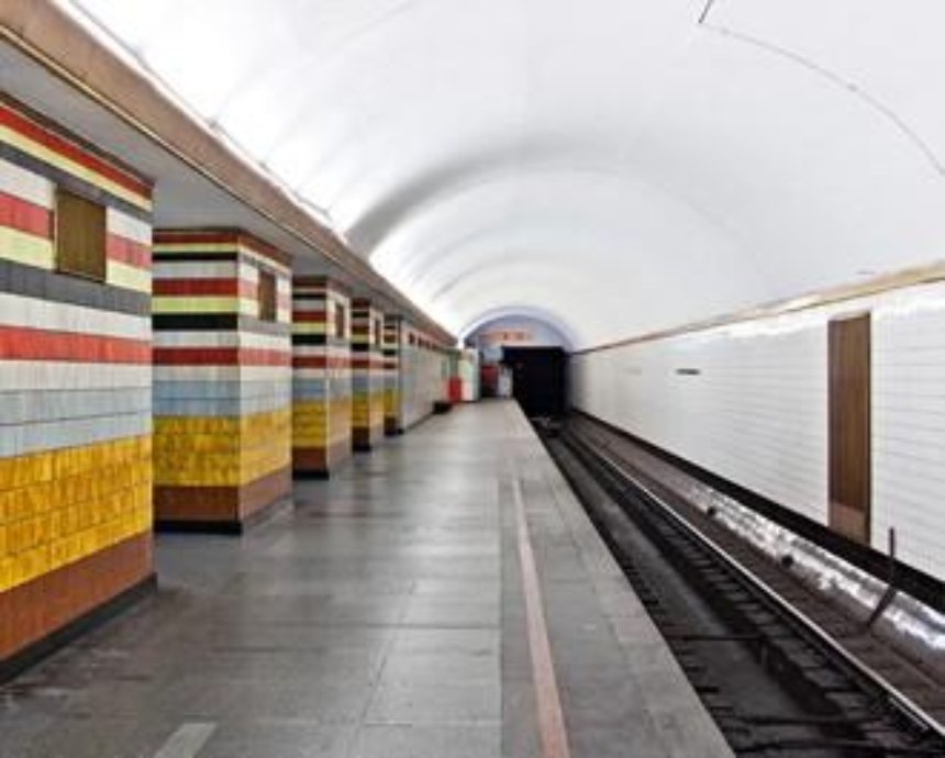 Станцию "Шулявскую" закрыли из-за двух ножей, которые неизвестные засунули в ступеньки