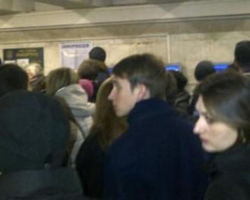 В киевском метро из-за новых жетонов возникла давка (фото)