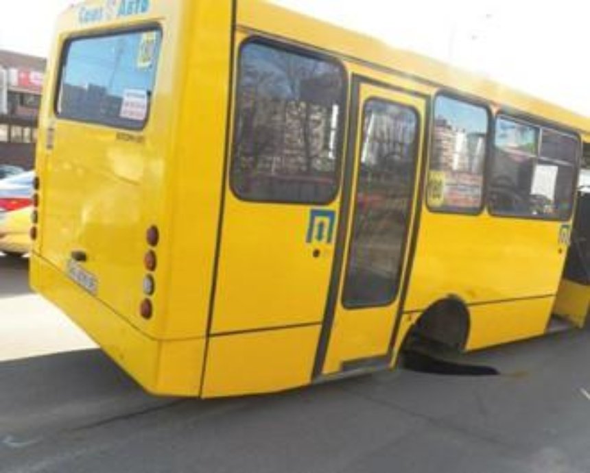 На Троещине в Киеве у маршрутки на ходу отвалились задние колеса (фото)