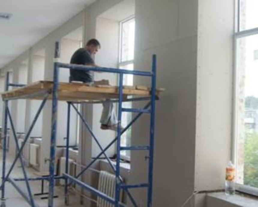 Киевские чиновники растратили бюджетные средства для ремонта школы