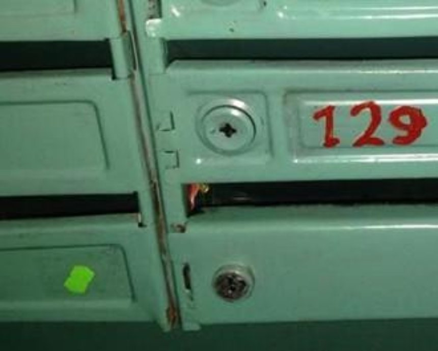 На почтовых ящиках киевлян появляются странные наклейки (фото)