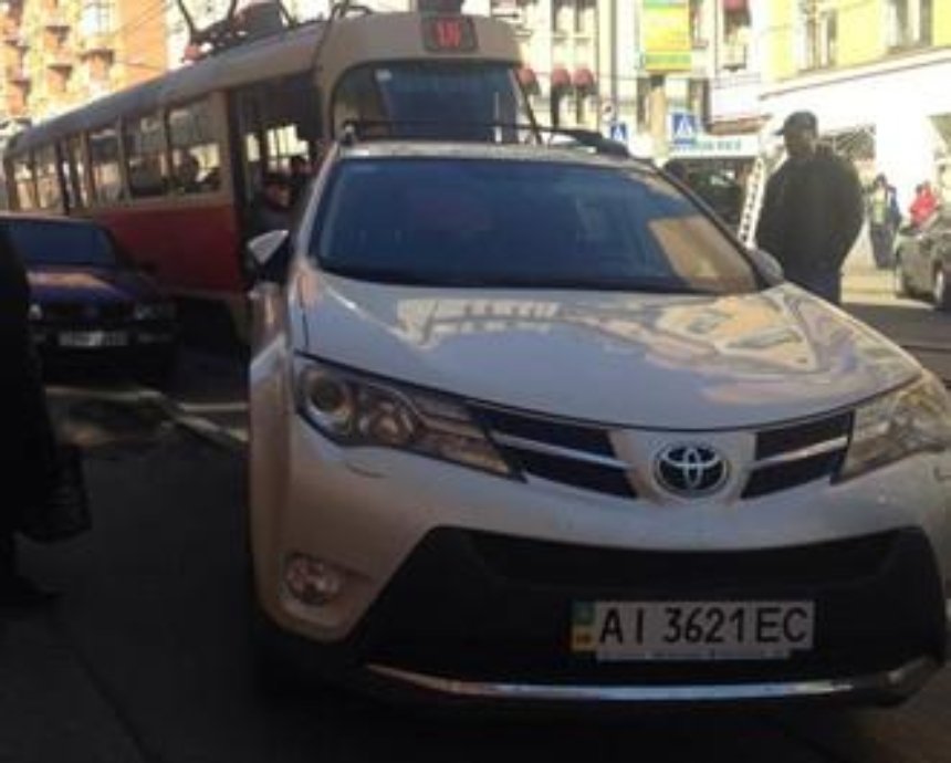 В Киеве "Тойота" перегородила дорогу трамваю